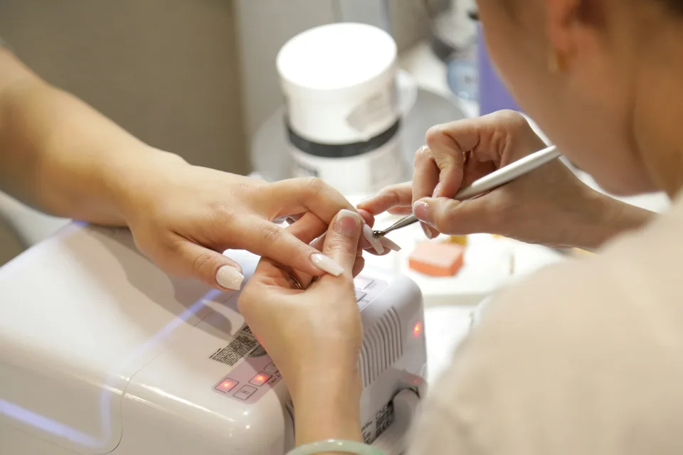 Manicure in un salone di bellezza