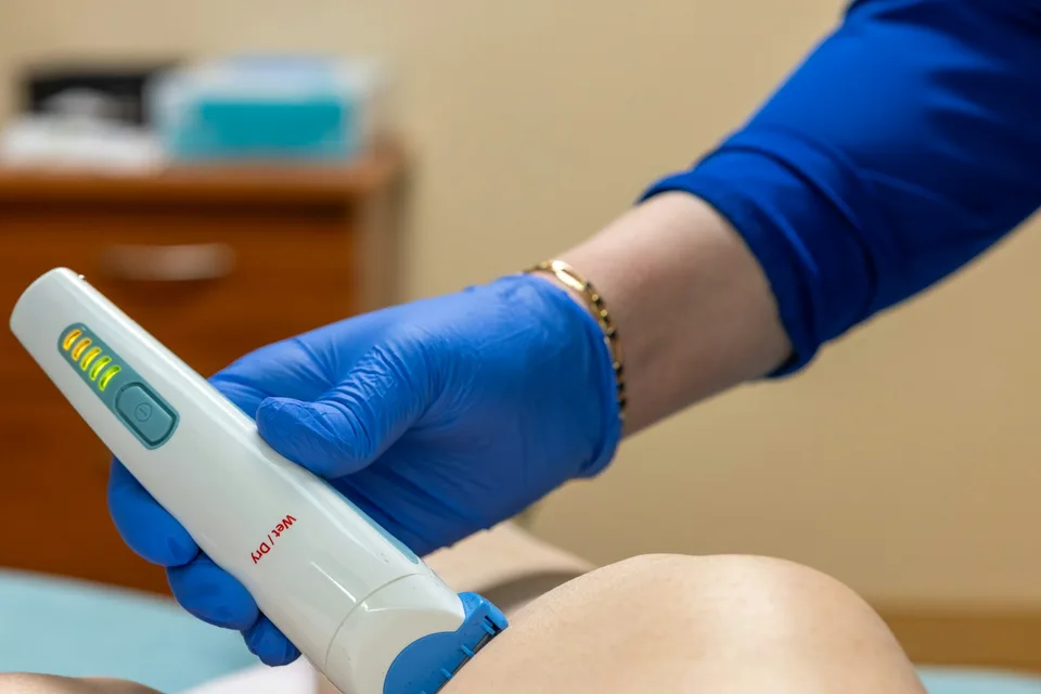 Trattamento di epilazione laser con dispositivo professionale